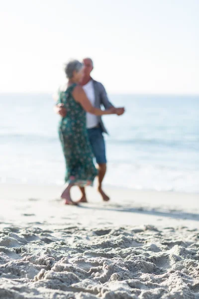 Para seniorów tańczy na plaży — Zdjęcie stockowe