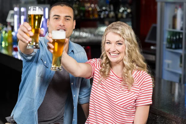 Smilinh casal segurando cerveja — Fotografia de Stock