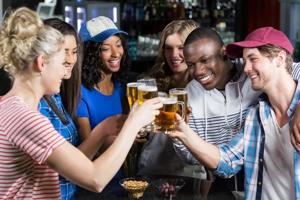 Retrato de amigos tomando uma bebida — Fotografia de Stock