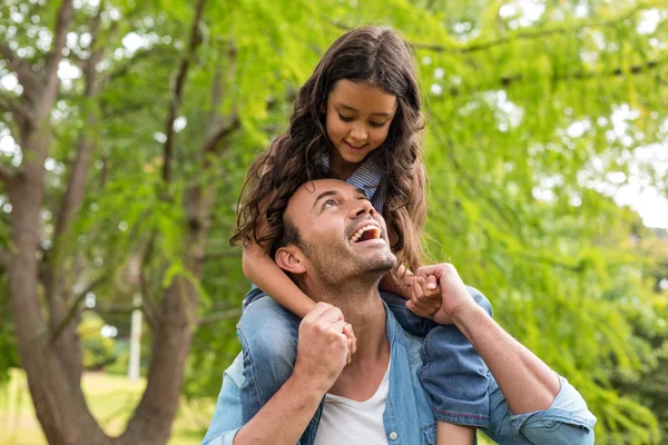 Far bär dotter på hans axlar — Stockfoto