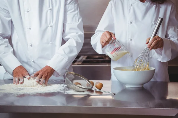 Focused chef preparing a cake — Stock Photo, Image