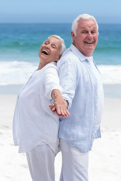 Äldre par stå rygg mot rygg — Stockfoto