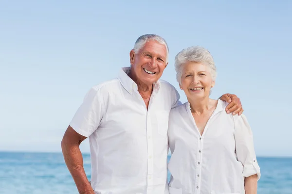 Porträtt av leende äldre par — Stockfoto