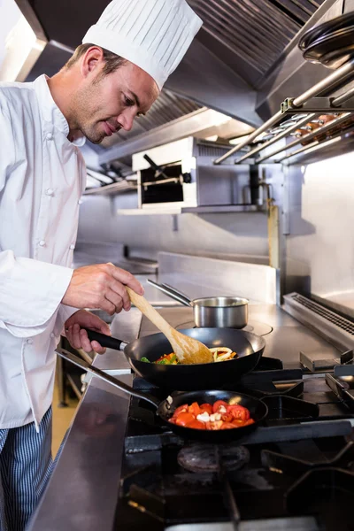 Koch bereitet Essen in der Küche zu — Stockfoto