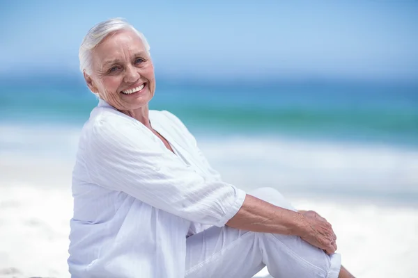 Schöne reife Frau posiert — Stockfoto