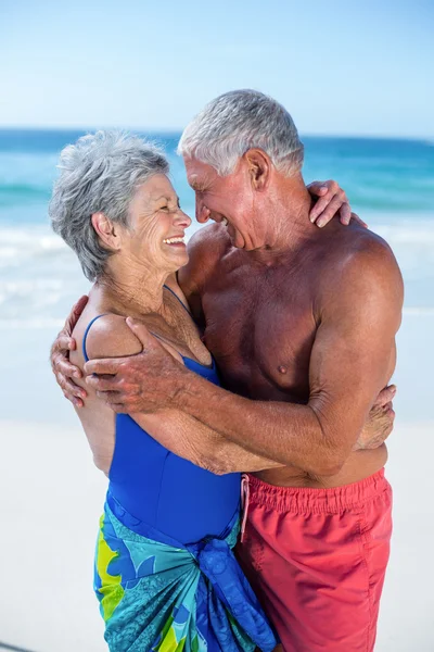 Söt äldre par kramas på stranden — Stockfoto