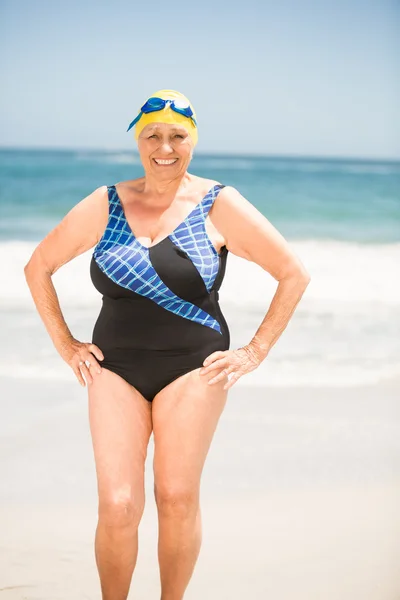 Жінка з кришкою для купання на пляжі — стокове фото