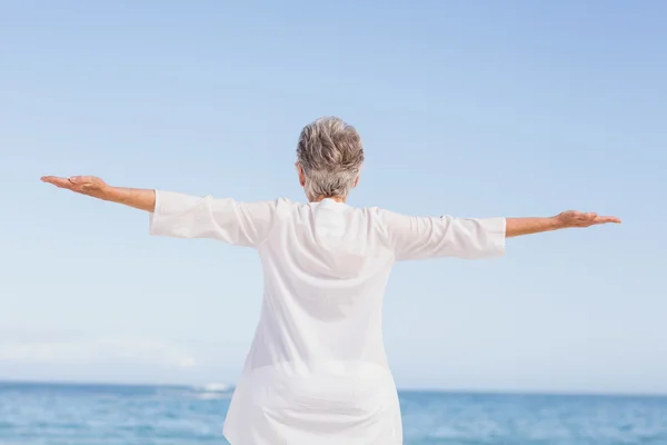 Casual senior vrouw met uitgestrekte armen — Stockfoto