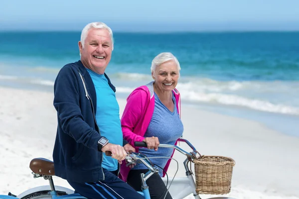 Ouder paar paardrijden fietsen — Stockfoto