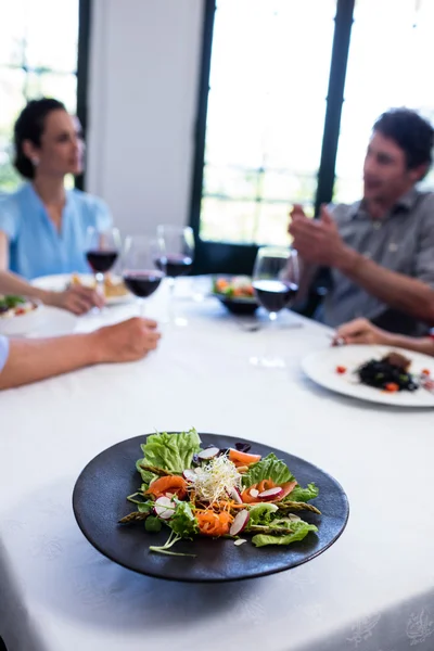 Plaat van de salade op restaurant tafel — Stockfoto