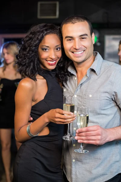 Lachende paar drinken champagne — Stockfoto