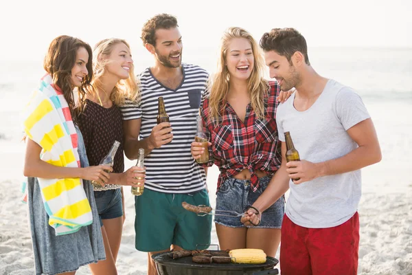 Amigos fazendo um churrasco — Fotografia de Stock