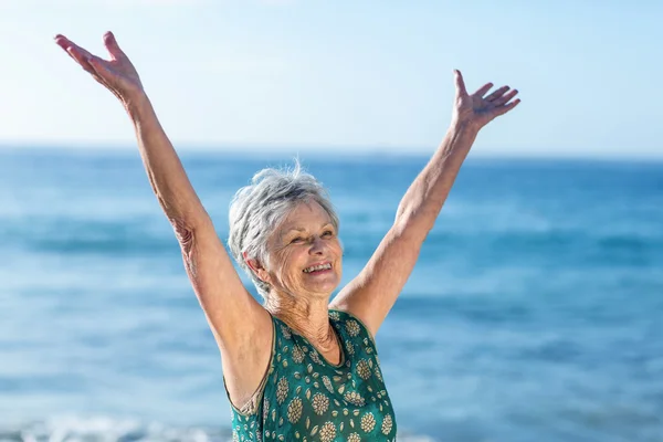 Senior vrouw verhogen armen — Stockfoto