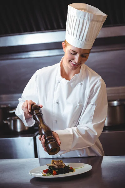 Chef-kok beregening peper op schotel — Stockfoto