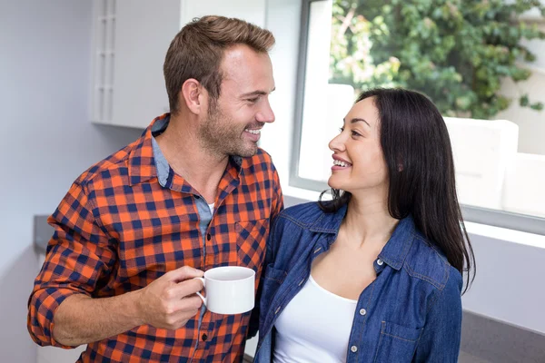 Casal tomando chá na cozinha — Fotografia de Stock