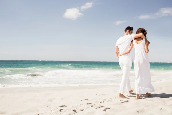 Sorrindo casal andando juntos — Fotografia de Stock