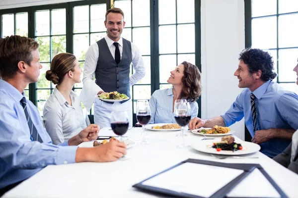 Kellner serviert Geschäftsleuten Salat — Stockfoto