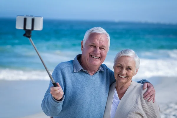 Starší pár přijetí selfie — Stock fotografie