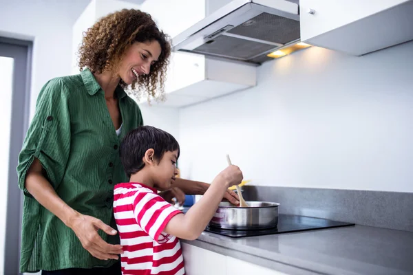 Mother and son cooking in kitchen — Stock Photo, Image