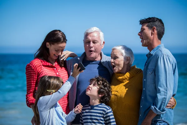 Familia feliz con un smartphone —  Fotos de Stock