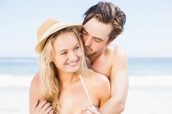 Pareja joven romanceándose en la playa —  Fotos de Stock