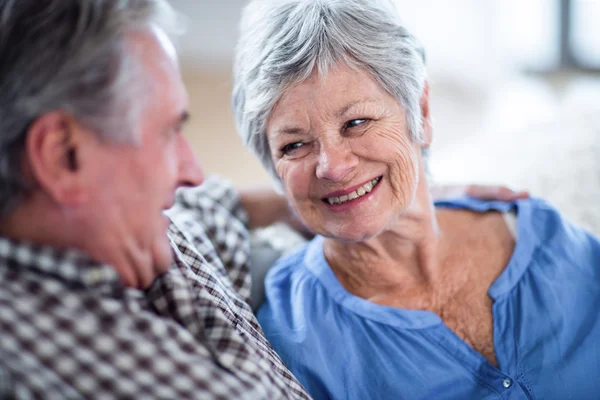 Gelukkige senior paar kijken naar elkaar en glimlachen — Stockfoto