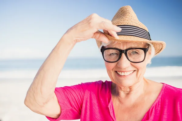 Usměvavá starší žena nosí slaměný klobouk — Stock fotografie