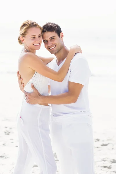 Щаслива пара обіймає один одного на пляжі — стокове фото