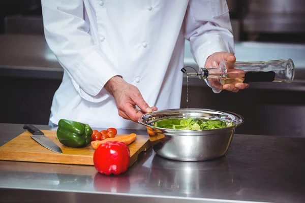 Kocken förbereder en sallad — Stockfoto