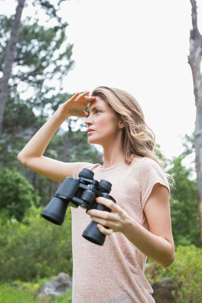 Woman holding binoculars — Stock Photo, Image