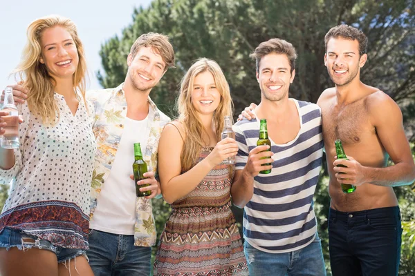 Groep van vriend met biertje — Stockfoto