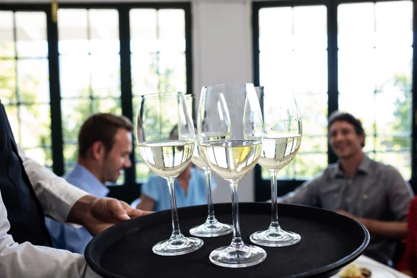 Kellner schenkt Freunden Wein aus — Stockfoto