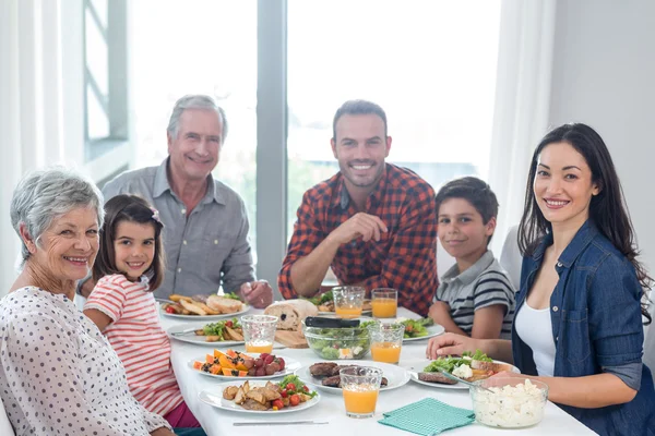 Família feliz tomando café da manhã — Fotografia de Stock