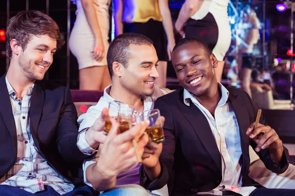 Happy vänner rosta med alkohol — Stockfoto