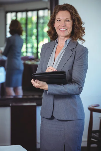 Glimlachende zakenvrouw het maken van notities — Stockfoto