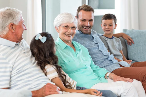 Lycklig familj sitter på soffan — Stockfoto