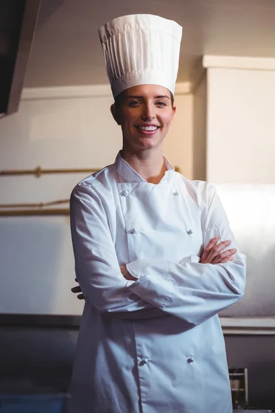 Kocken leende och poserar med korsade armar — Stockfoto