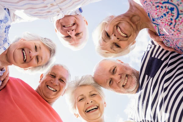 Seniorenfreunde stehen im Kreis — Stockfoto