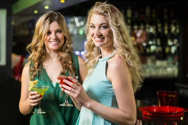 Smiling friends drinking cocktails — Stock Photo, Image