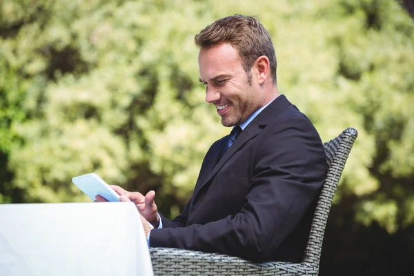 Empresário sorrindo usando tablet — Fotografia de Stock