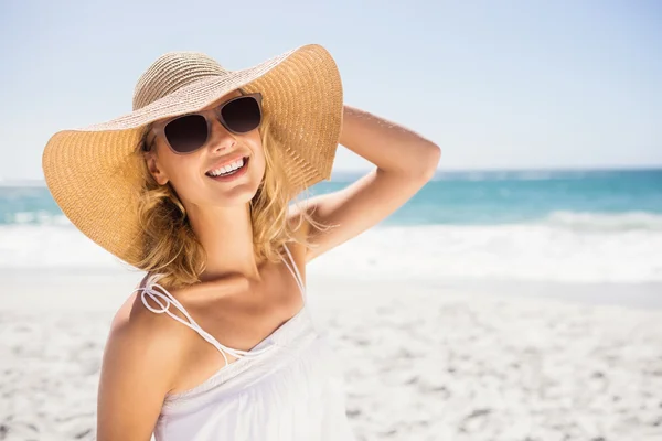 Porträt einer blonden Frau mit Strohhut — Stockfoto