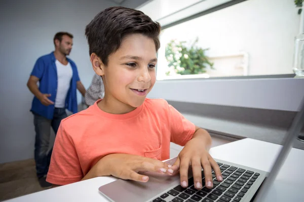 Gelukkige jongen met behulp van laptop — Stockfoto