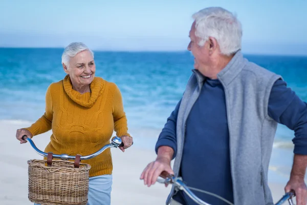 Senior par med cyklar — Stockfoto