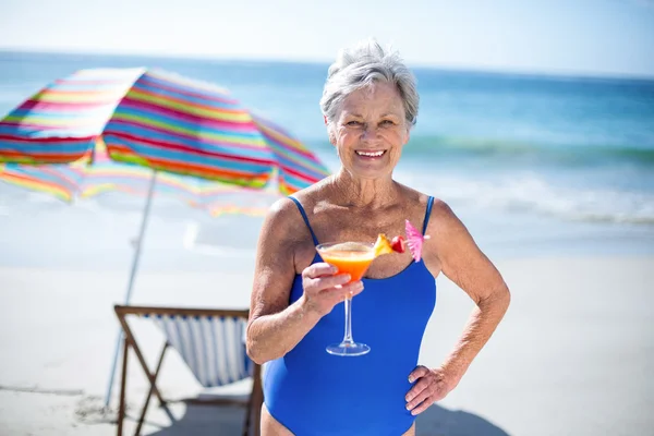 Pretty mature woman having a cocktail — Stock Photo, Image