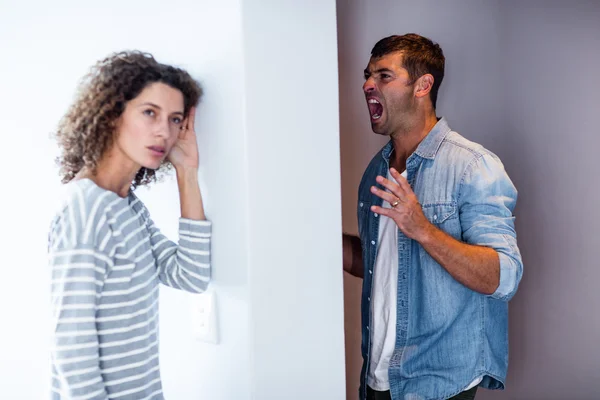 Mujer escuchando al hombre gritando —  Fotos de Stock