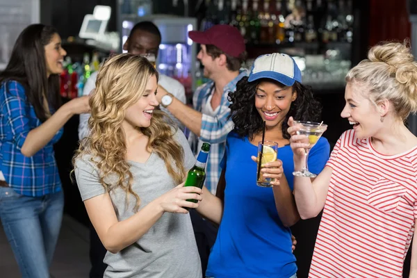 Happy friends drinking cocktails — Stock Photo, Image