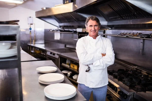 Chef sonriente sosteniendo cucharón en la cocina — Foto de Stock