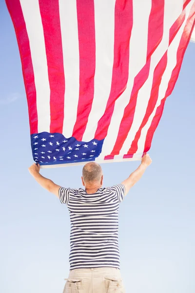 Äldre man anläggningen amerikanska flaggan — Stockfoto