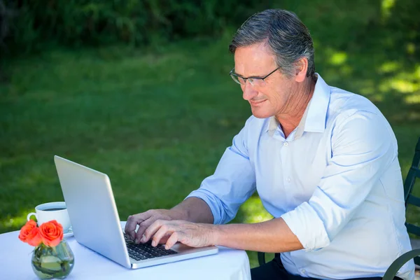 Homem de negócios casual usando laptop — Fotografia de Stock