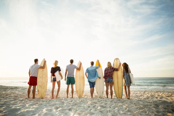 Friends holding surfboard on the beach — Stock Photo, Image